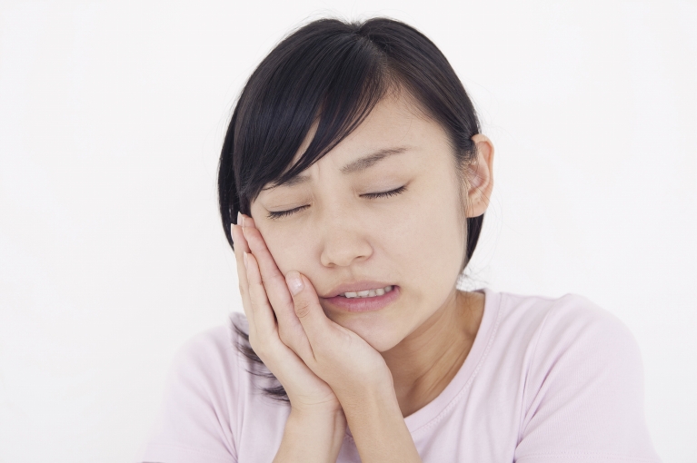 「歯が痛い」「歯にしみる」。なるべく早く治療しましょう。口臭の原因になっていることも